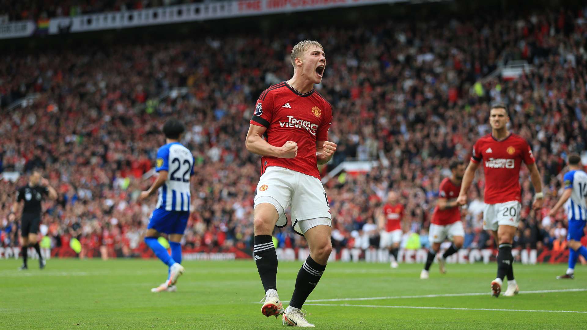 组图:火箭击退马刺 格林与队友击掌庆祝.